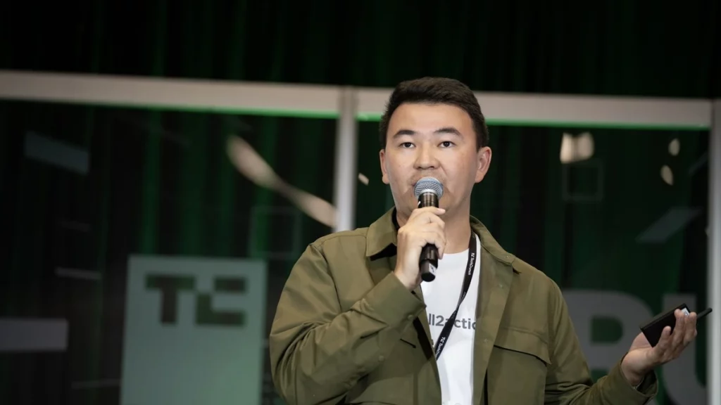Ерсултан Джусакинов — основатель Call2Action.ai на сцене TechCrunch Disrupt