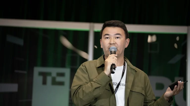 Ерсултан Джусакинов — основатель Call2Action.ai на сцене TechCrunch Disrupt