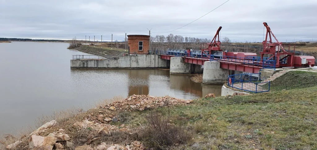 Плотина Чаглинского водохранилища Плотина с водосбросными затворами на Чаглинском водохранилище