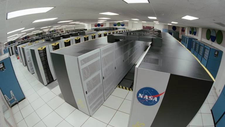 NASA Columbia суперкомпьютерінің серверлік сөрелері