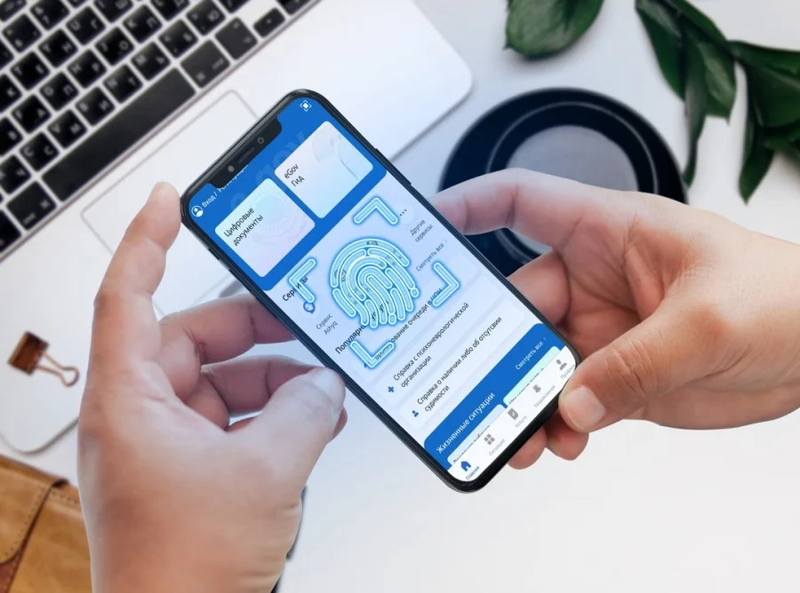Смартфон с приложением eGov Mobile в руках пользователя
