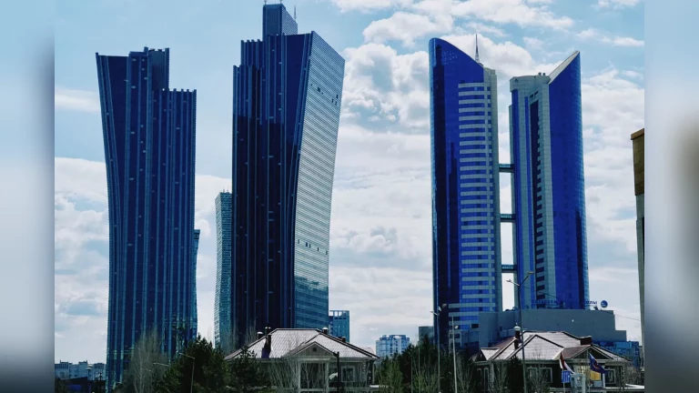 Астанадағы AI & Digital Bridge 2026 форумының іскерлік кездесулер аймағынан репортаждық кадр: қатысушылар үстел басында жобаны талқылап отыр. Жазу жоқ.