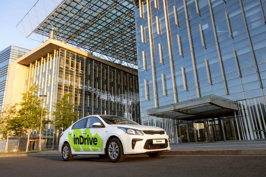 Автомобиль inDrive в Казахстане у бизнес-центра: запуск тарифа «Без торга»