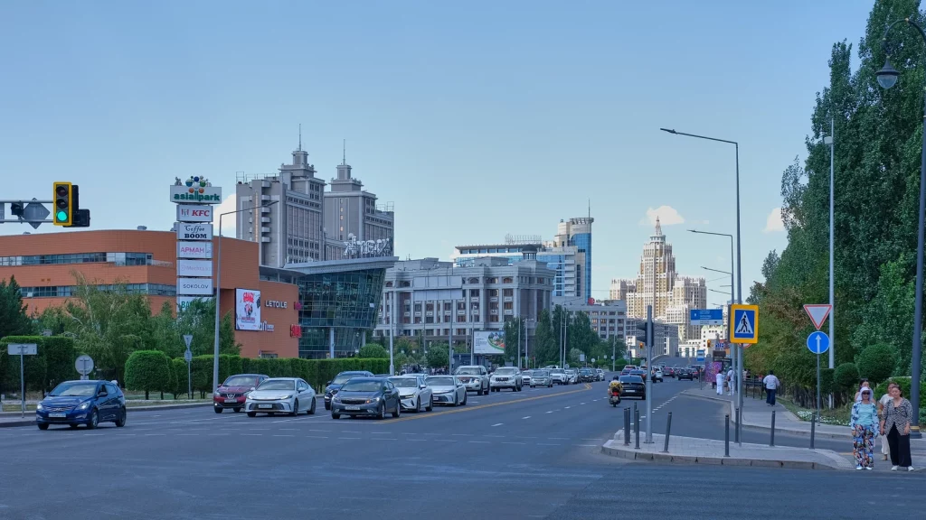 Проспект Кабанбай батыра и городское движение в Астане