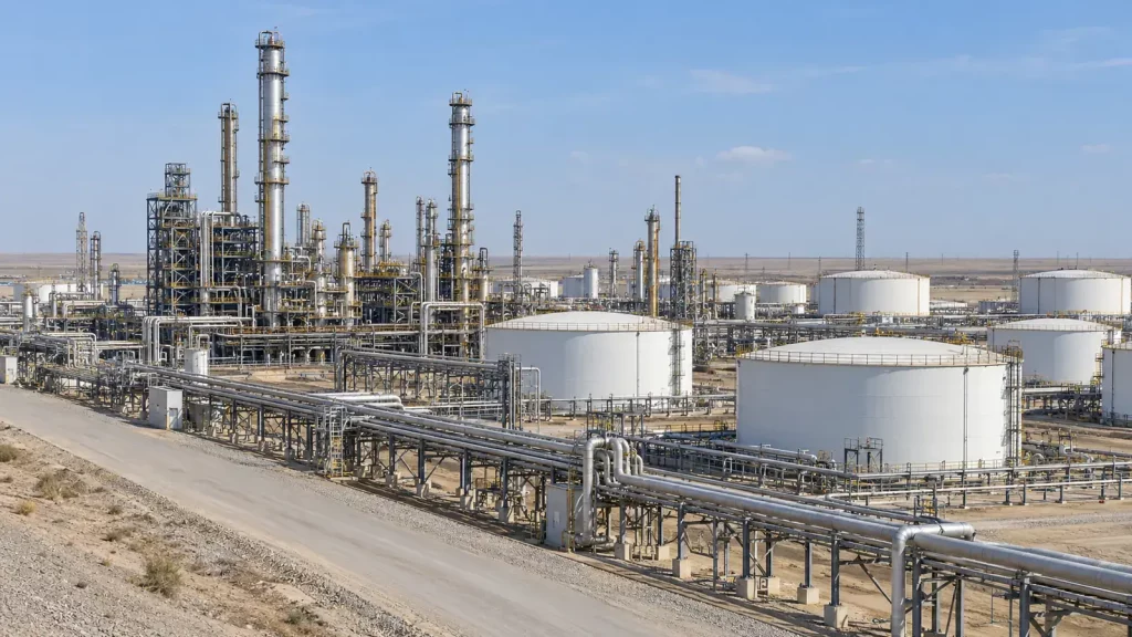 Атырауский нефтеперерабатывающий завод в Казахстане: производственные установки и резервуары, документальный кадр, без текста.