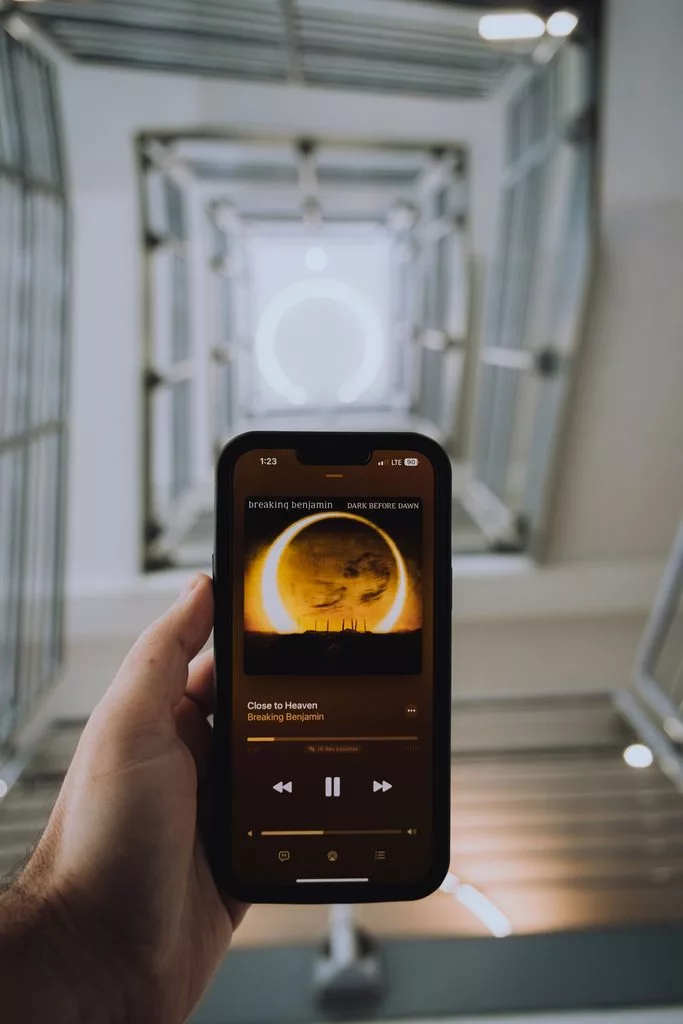 Иллюстрация 1: Apple Music начнёт помечать ИИ-треки. Но решать, что помечать, будет не Apple