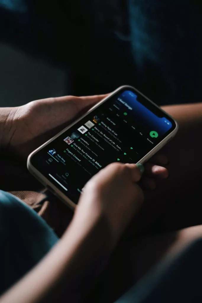 Apple Music начнёт помечать ИИ-треки. Но решать, что помечать, будет не Apple