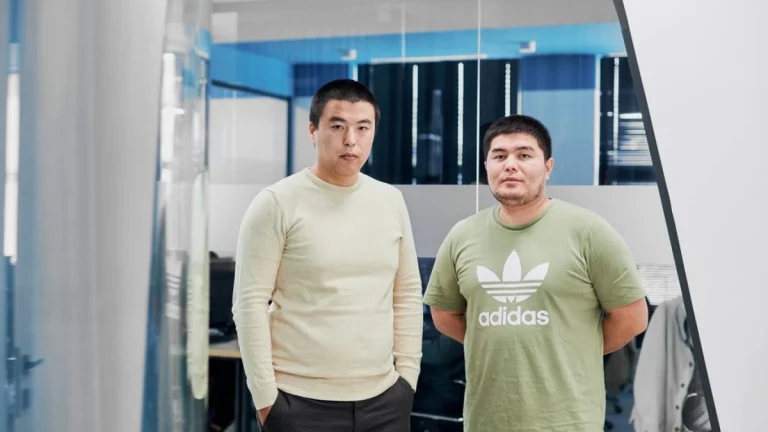 Основатели Qalan.kz Аскар Болат и Куаныш Набиев в офисе Astana Hub