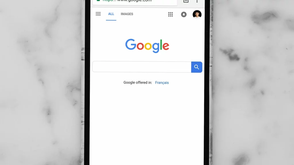 Поиск Google на экране смартфона — иллюстративное фото