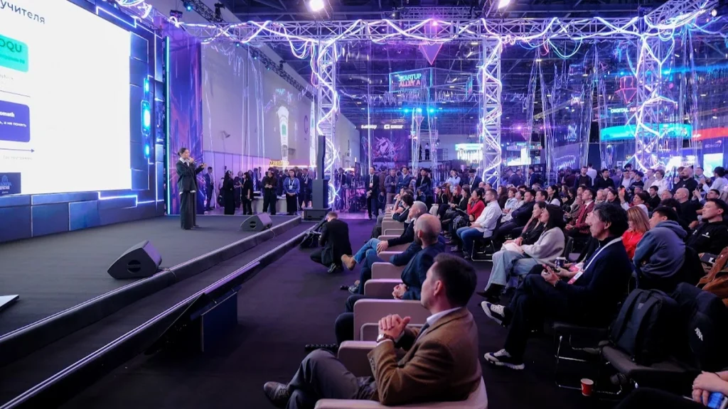 Общий план зала форума AI & Digital Bridge 2026 в Астане