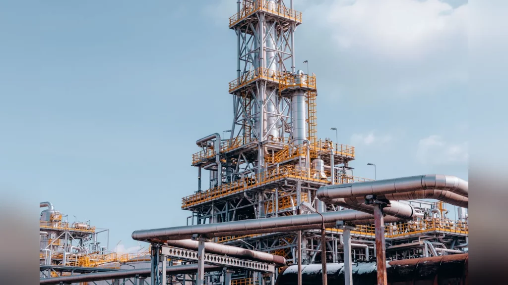 Overview of the operating Shymkent oil refinery in Kazakhstan, showing processing units and pipelines, with no text or depictions of future facilities.