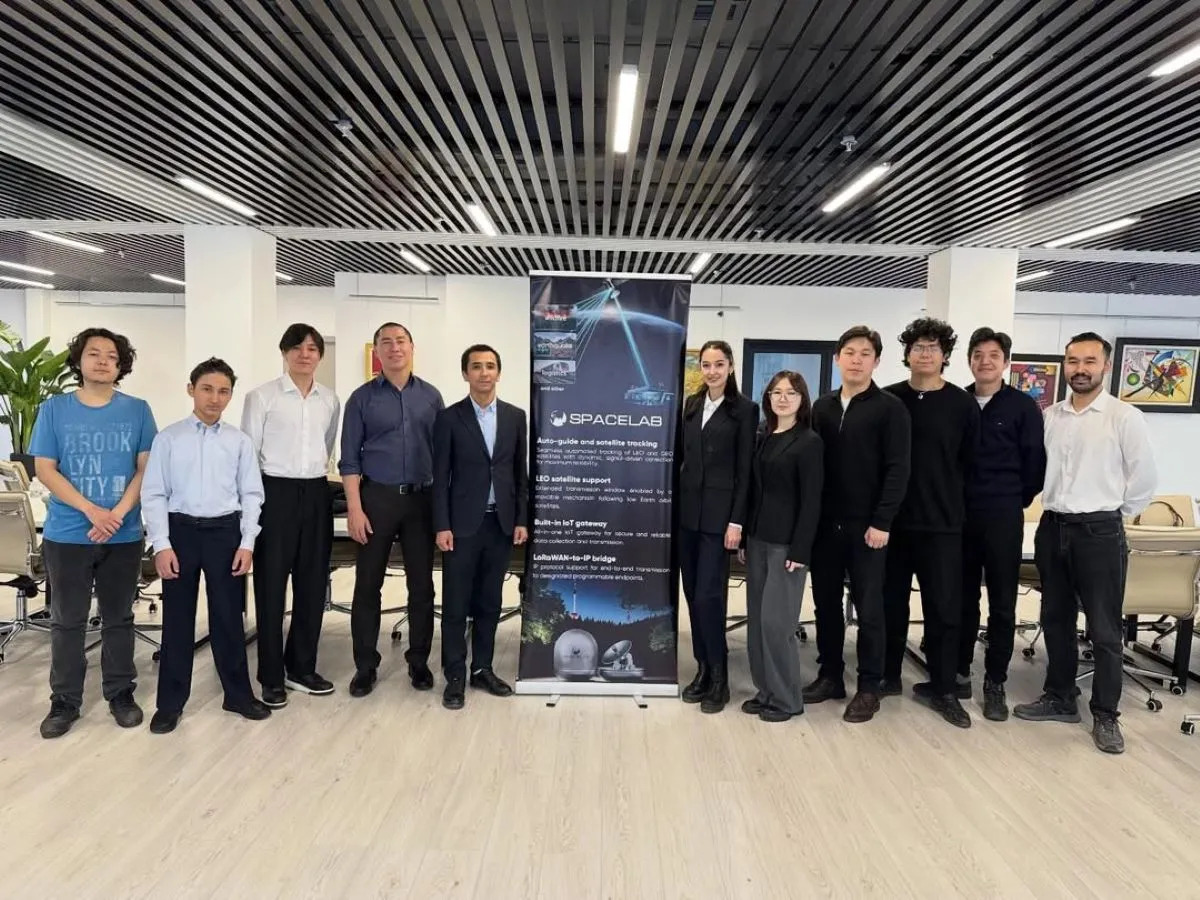 Групповая фотография со стендом SpaceLab