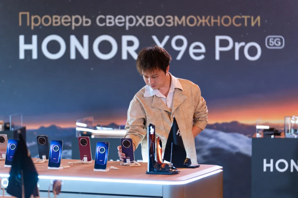Durability and drop resistance testing of the HONOR X9e Pro smartphone
