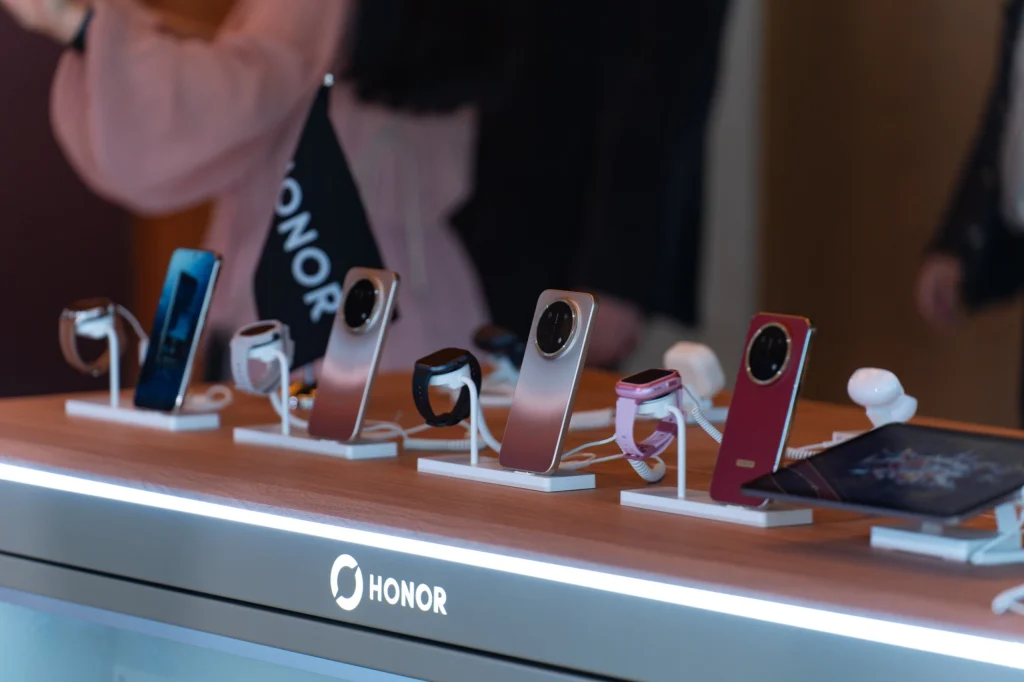 HONOR X9e Pro in hand: large display and ergonomic chassis design